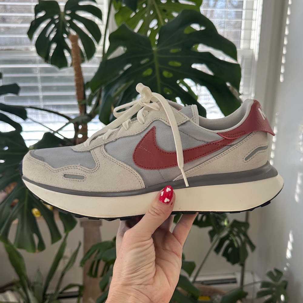Nike Women’s Suede & Red Swoosh Running Sneakers Size 11